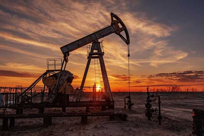 Chinese state-controlled petroleum firms have halted acquisitions of Russian crude oil after US penalties.