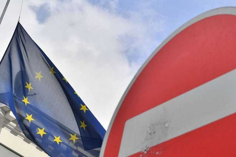 The EU is divided over sanctions against Russian ports and banks for oil exports.