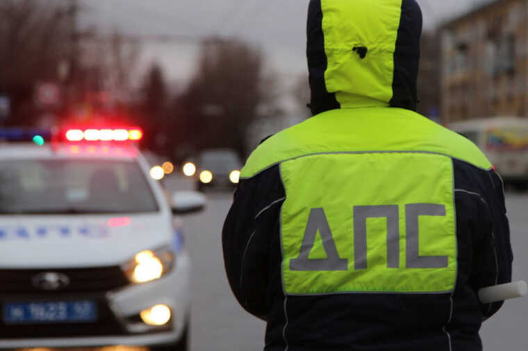 A teenager was injured while being detained by a traffic police officer in the Leningrad region.