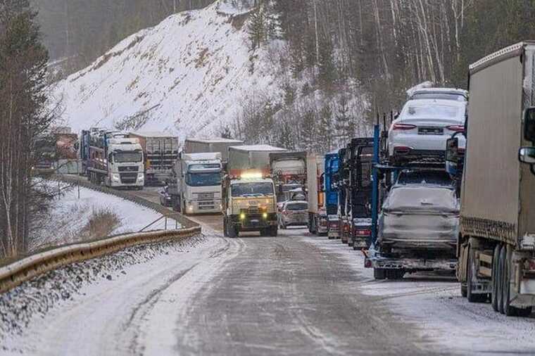 A massive traffic standstill on Lake Baikal has persisted for three days, with approximately 10,000 vehicles immobilized in the bottleneck.