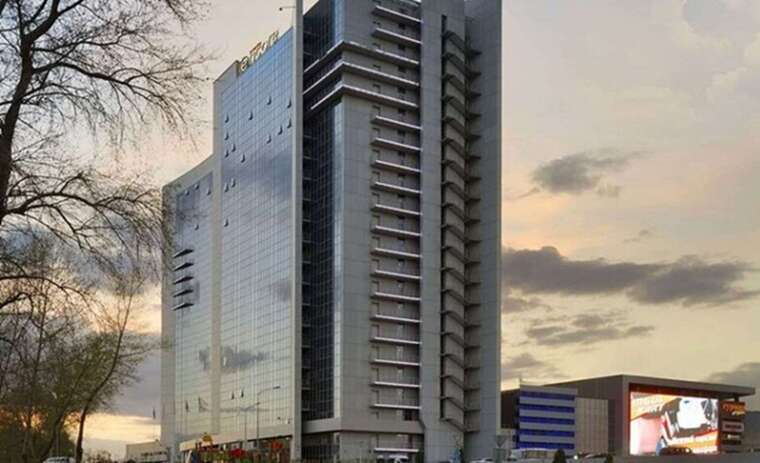 Oschadbank sold the Ramada Encore hotel and the Europa business center at auction for a record sum.