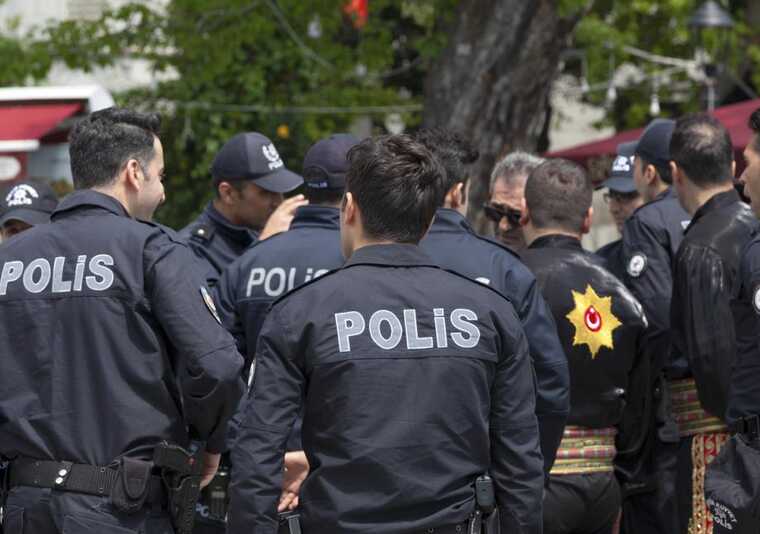 A Russian woman was assaulted in a Turkish cafe; the perpetrator escaped on a motorbike.