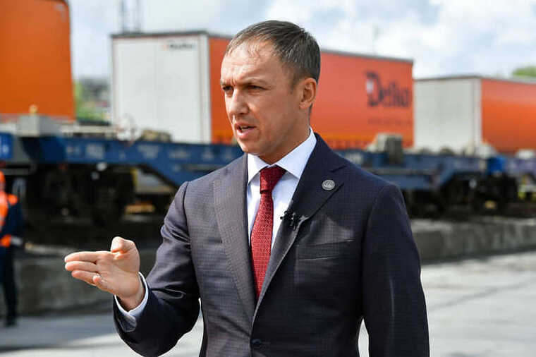 Russian Railways is laying off 200,000 employees en masse while executives vacation in the Maldives and lose control of the railways.