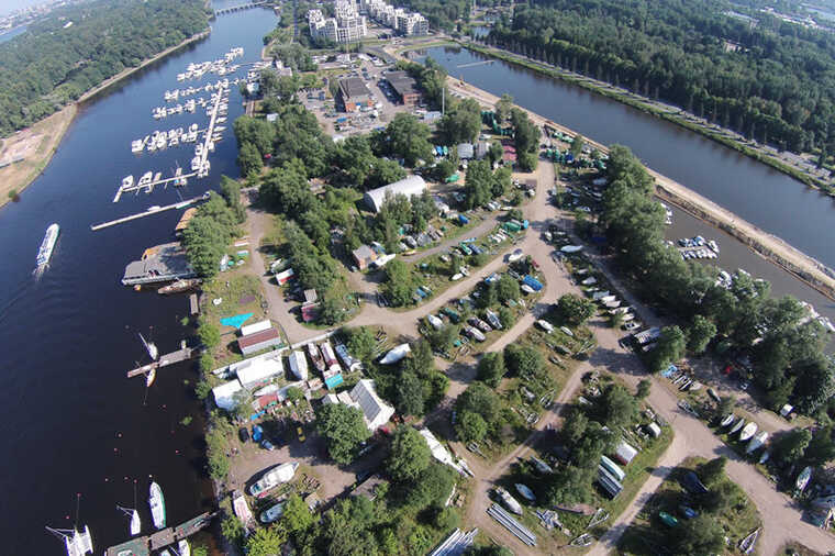 Hostile takeover or reconstruction: the Neva yacht club claims it is being forced out of five hectares of the Nameless Peninsula after its entrance was blocked and the captain was detained.