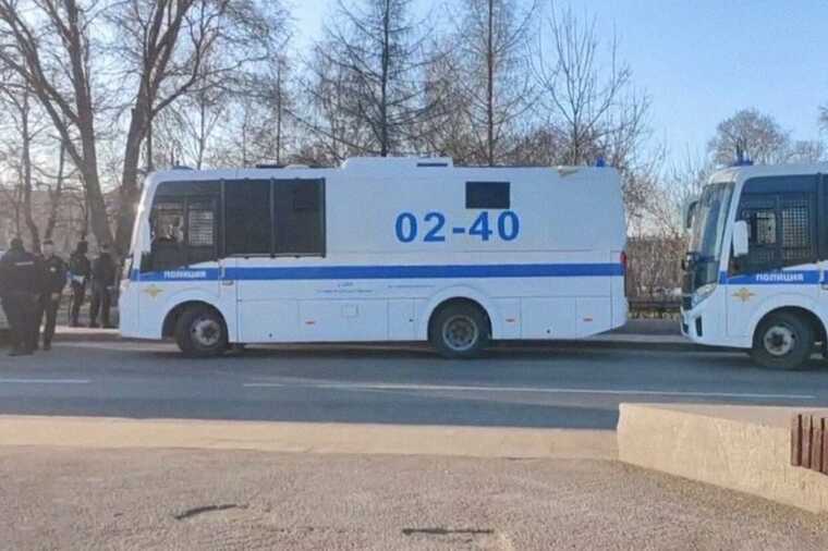 Benches on Bolotnaya Square have begun to be painted ahead of the failed rally against internet blocking.