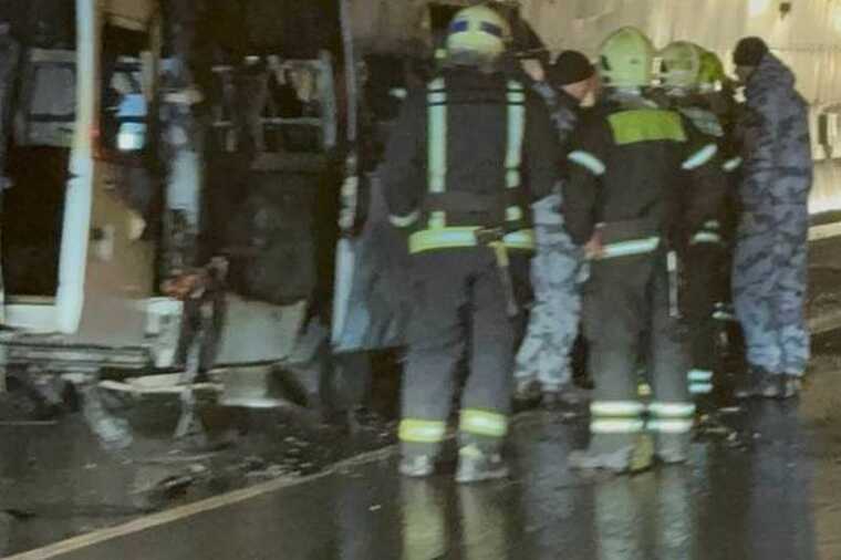 A small bus was engulfed in flames inside the Serebryanoborisovsky tunnel in the northwestern part of Moscow.