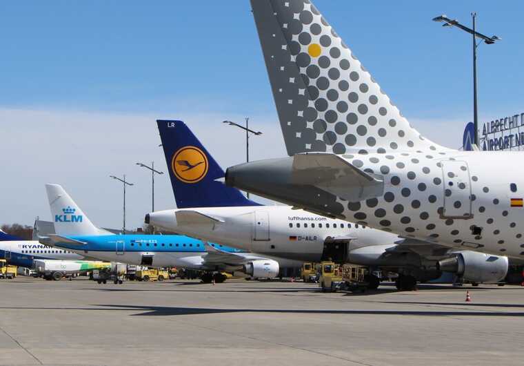 Aviation authorities in Spain and Portugal have advised airlines to avoid Venezuelan airspace.