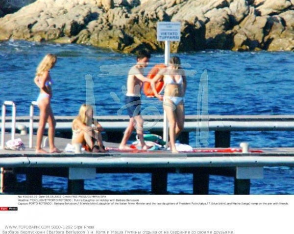 Where and with whom do Putin's daughters live?