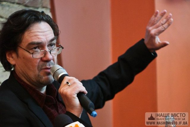 Does Andrukhovych stoop to anti-government rhetoric?