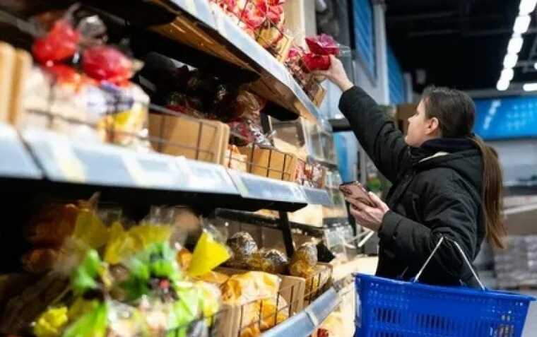 The State Duma has proposed reinstating food stamps.