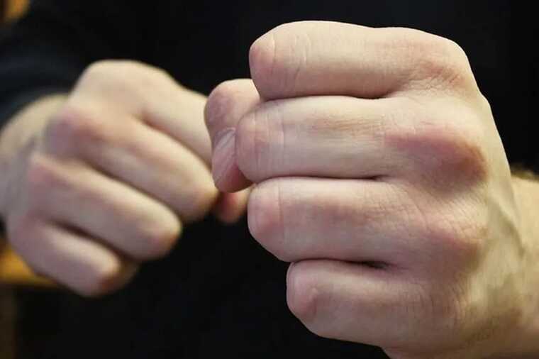 A group of Generation Z individuals assaulted a man near the Krasnoe i Beloe shop in St. Petersburg.