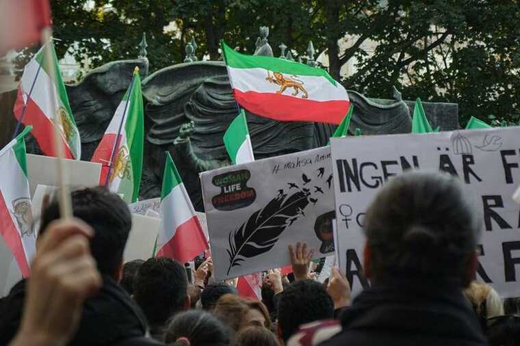 Police demanded that the ribbon with the Yabloko logo be removed from flowers in the Alexander Garden.