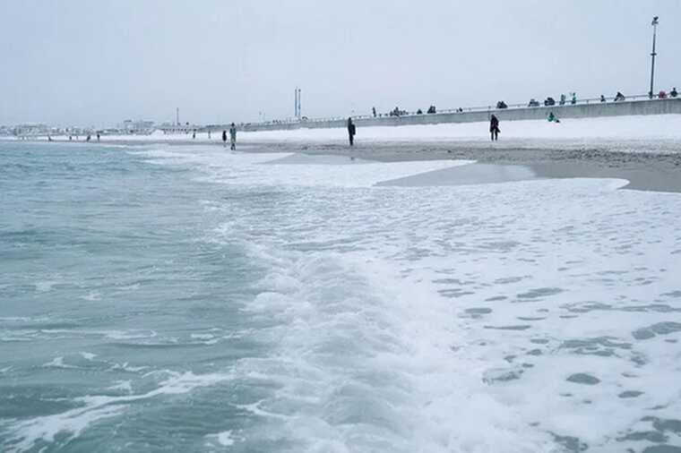 A man plunged two children into icy water at Cuba Beach in Sochi.